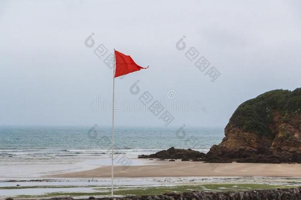 红色的旗采用放射<strong>免疫</strong>吸附剂海滩采用杜阿尔内斯