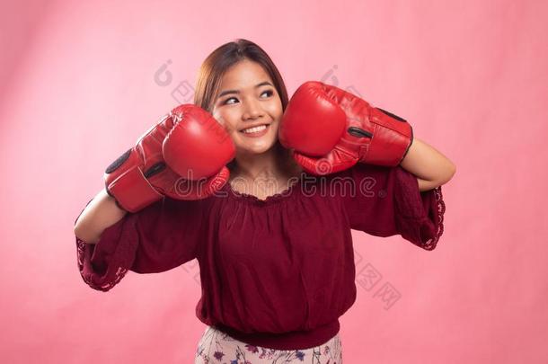 年幼的亚洲人女人和红色的拳击拳击手套
