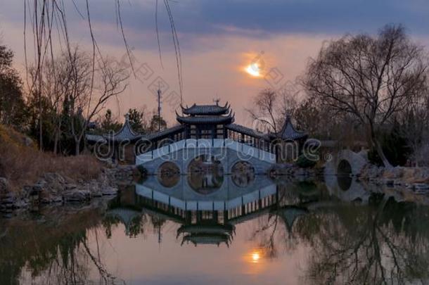 中国人园反射的在旁边日落