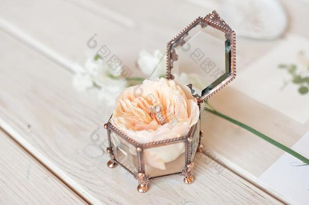 婚礼布置酿酒的玻璃正方形盒和牡丹玫瑰里面的一