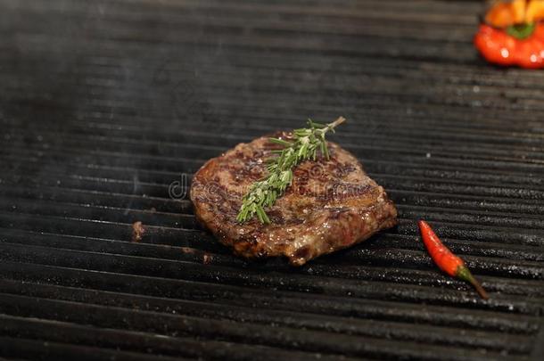 烤的牛肉牛排.烤的牛肉牛排和钟胡椒