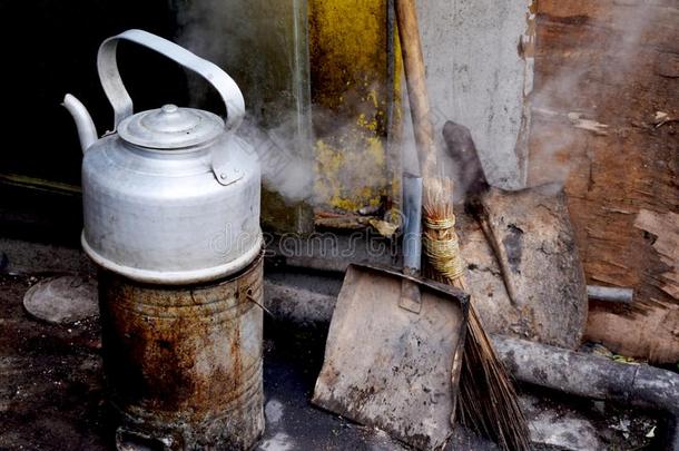 炎热的茶水壶和清洁工具在大街厨房