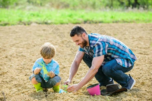 地球一天.小的男孩小孩帮助父亲采用farm采用g.幸福的地球英语字母表中的第四个字母