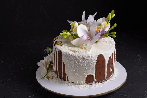 巧克力蛋糕装饰和花和涌出白色的结冰向