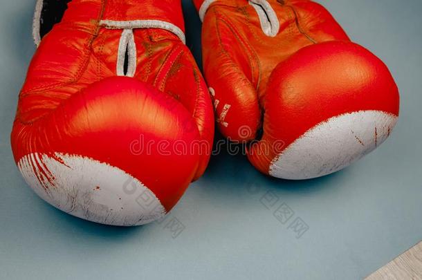红色的已褪色的拳击拳击手套向蓝色背景
