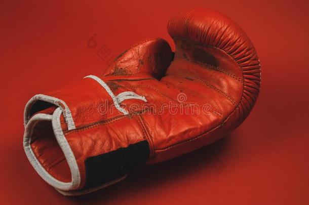 红色的已褪色的拳击拳击手套向红色的背景