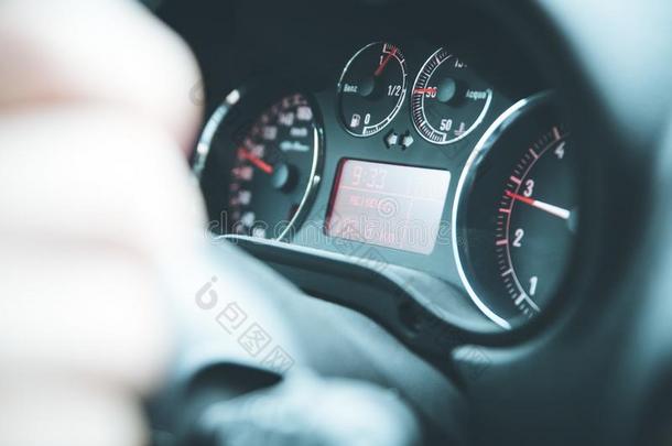 有关运动的汽车仪表板和转速计和燃料指示器