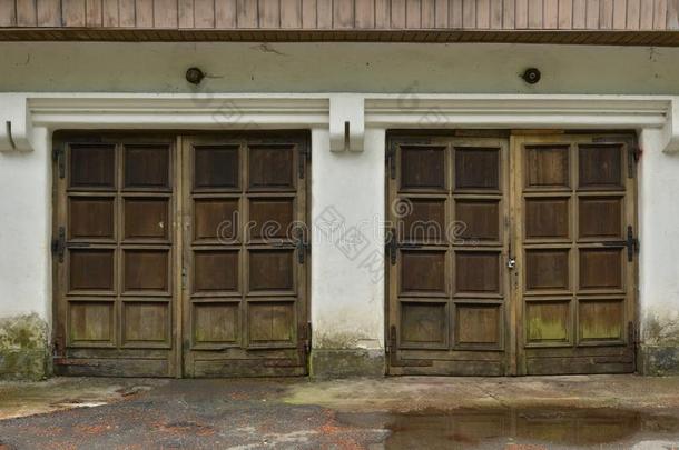 两个老的风化的木制的车库门
