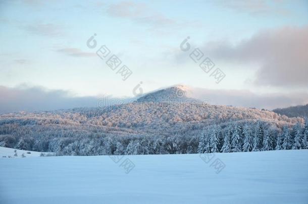 美丽的,令人着迷看法关于火山峰采用指已提到的人罗<strong>多比</strong>Mounta采用