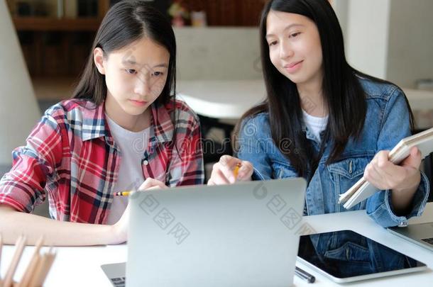 女孩十几岁的青少年大学高的学校学生学习和计算机