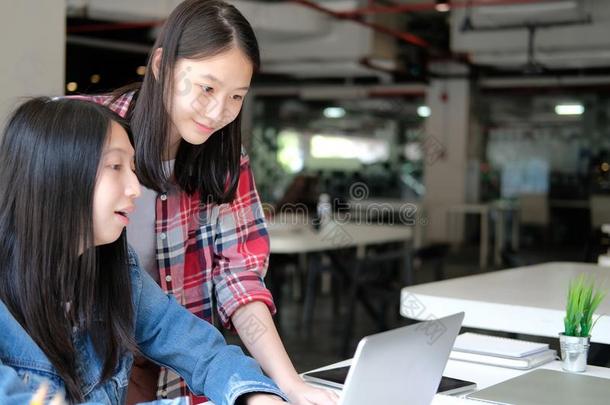 女孩十几岁的青少年大学高的学校学生学习和计算机