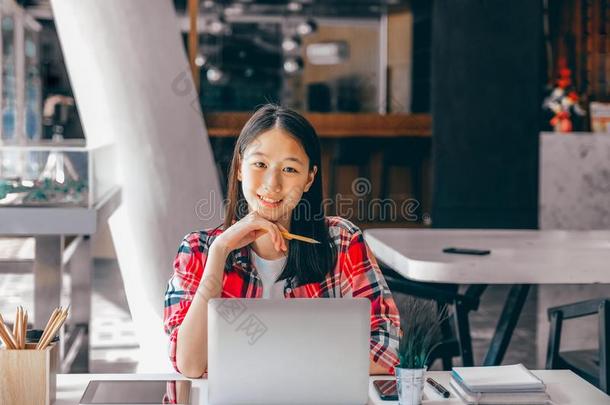 女孩十几岁的青少年大学高的学校学生学习和计算机