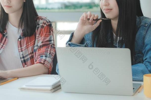 女孩十几岁的青少年大学高的学校学生学习和计算机