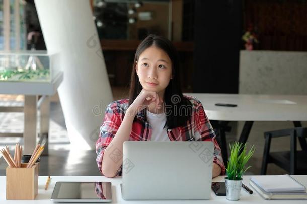 女孩十几岁的青少年大学高的学校学生学习和计算机