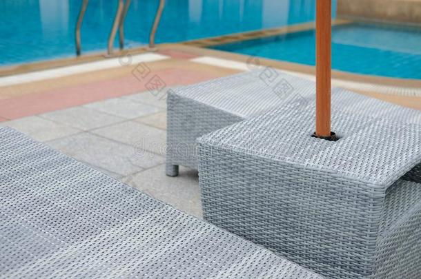 柳条藤杖水池太阳床帆布躺椅在游泳水池