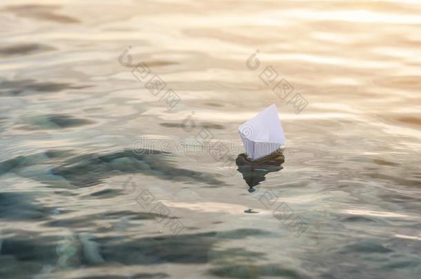 折纸手工白色的纸小船向蓝色深的水.