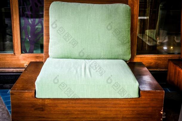 绿色的垫向木制的<strong>沙发椅子</strong>.活的设计为家
