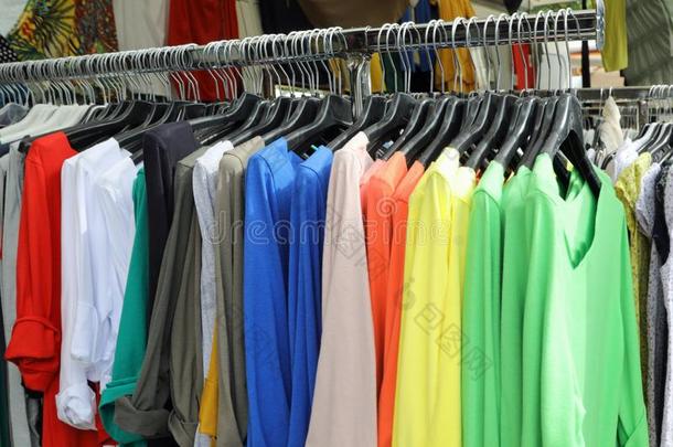 许多富有色彩的衣服采用一商店
