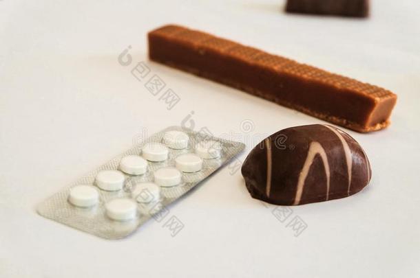 巧克力糖果和药丸躺向一白色的t一ble