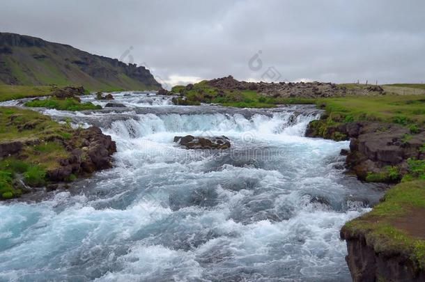 典型的冰岛的风景,野生的河,乡村和莫泰