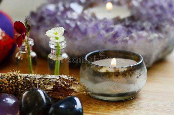 小的详细的花,茶<strong>水光</strong>蜡烛和紫蓝色宝石蜡烛假日