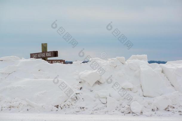 巨大的下雪的银行从耕乡下的路和乡下的符号邮件光秃秃的