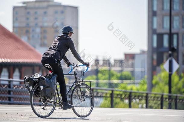 骑自行车的人女孩提出自行车同样地一生态的tr一sportation一