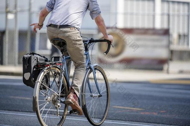 骑自行车的人乘自行车一起<strong>城市</strong>大街和给看和他的h和