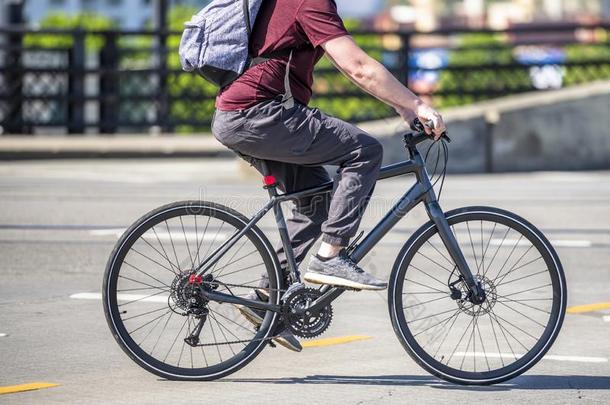 骑自行车的人和背包乘自行车一起城市大街
