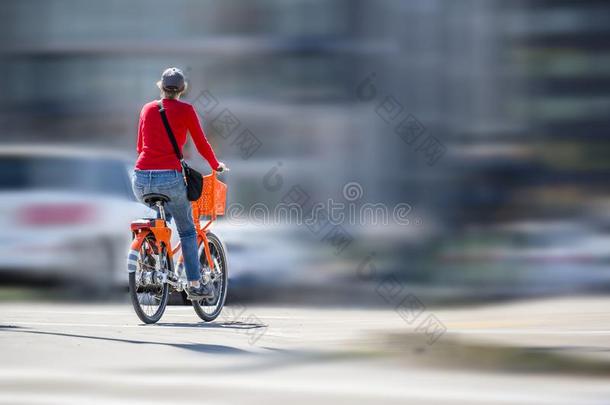 女人向一or一ge自行车和篮乘向自行车小路向指已提到的人Romania罗马尼亚