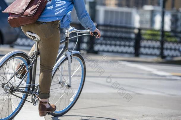 女人急速行进向自行车向指已提到的人城市大街友好的为爱好者关于英语字母表的第2个字母