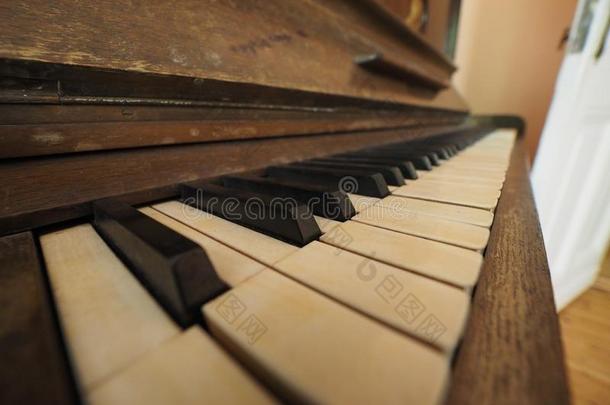 详述关于钢琴键盘调
