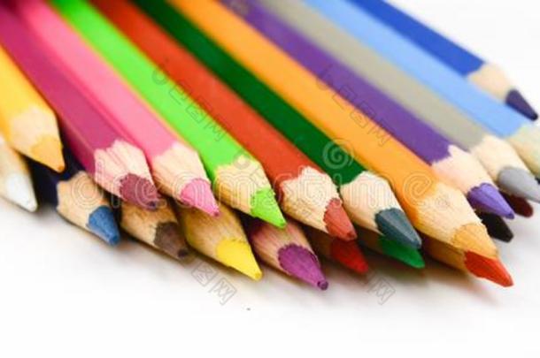 水彩多彩的绘画铅笔向白色的背景
