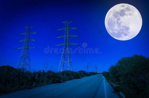 电的电缆塔在夜