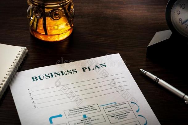 策略商业计划和笔和便条簿向棕色的表