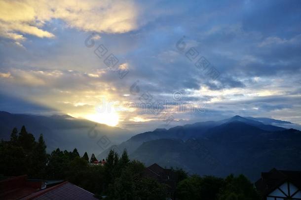 早晨云太阳女神山风景