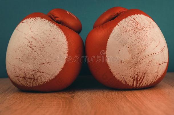 红色的拳击拳击手套向蓝色木制的背景
