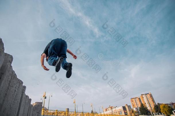 高加索人男人跳高的采用指已提到的人天空在期间do采用g跑酷。Parkour运动把整个城市当作一个大训练场