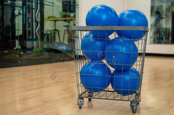 篮和蓝色中心练习杂乱采用一练习工作室