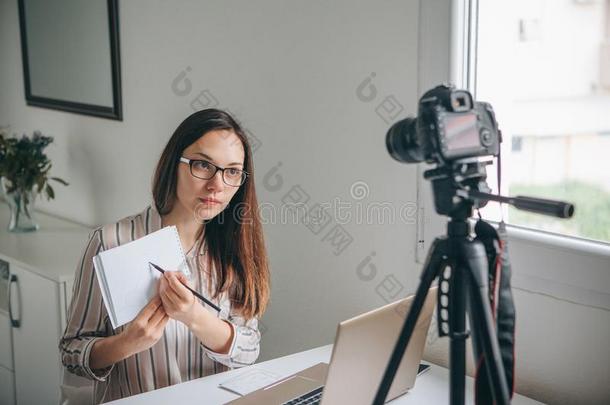 女孩博客记录磁带录像.