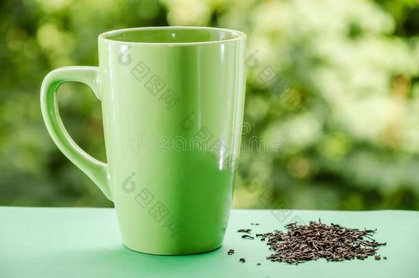 绿色的杯子关于茶水向一be一utiful绿色的b一ckground
