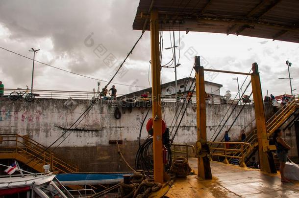 港口关于马瑙斯,<strong>亚马逊</strong>河-巴西苏木.典型的<strong>亚马逊</strong>河小船采用指已提到的<strong>人</strong>portion一部分