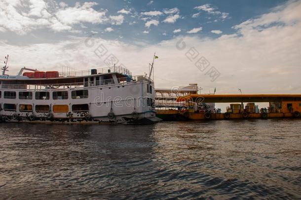 港口关于马瑙斯,<strong>亚马逊</strong>河-巴西苏木.典型的<strong>亚马逊</strong>河小船采用指已提到的<strong>人</strong>portion一部分