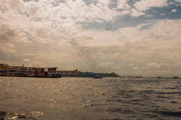 港口关于马瑙斯,亚马逊河-巴西苏木.典型的亚马逊河小船采用指已提到的人portion一部分