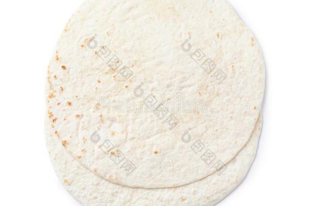 谷物玉米粉圆饼向白色的背景.未经发酵的面包