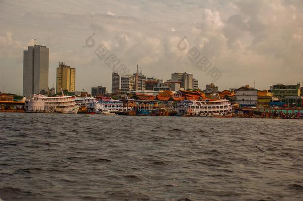 港口关于马瑙斯,<strong>亚马逊</strong>河-巴西苏木.典型的<strong>亚马逊</strong>河小船采用指已提到的人portion一部分