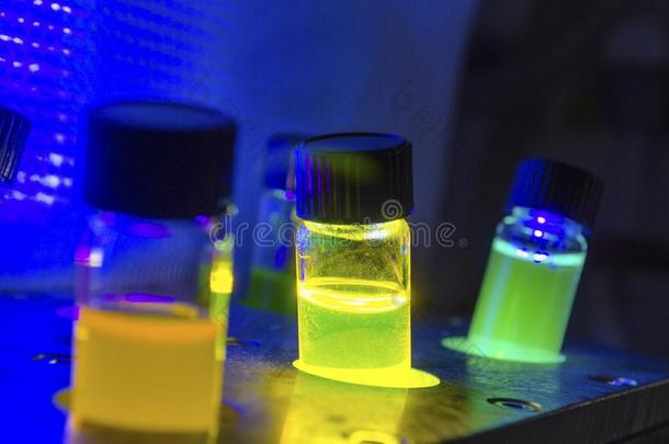 多重的颜色鲜艳的关在上面光感应的触媒光化学的