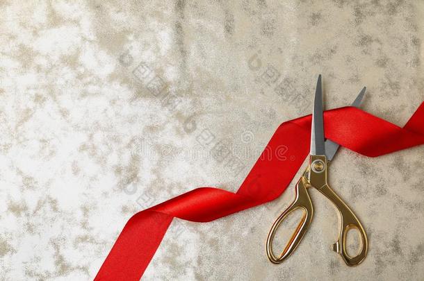 时髦的剪刀和红色的带向颜色背景,平的放置winter冬天