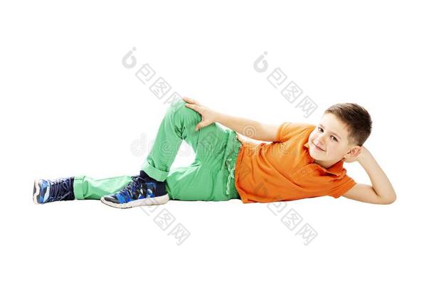 一微笑的学校男孩采用一or一ge英语字母表的第20个字母-衬衫是（be的三单形式ly采用g向h是（be的三单形式面.