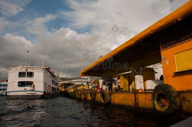马瑙斯,亚马孙,巴西苏木:港口关于马瑙斯,亚马逊河.典型的亚马逊河